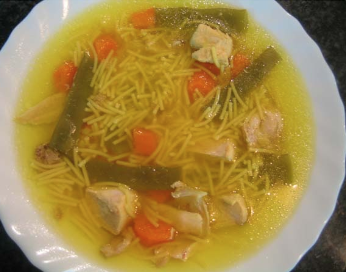 Ensalada de pimientos asados atún y huevo con sopa de pollo con champiñones